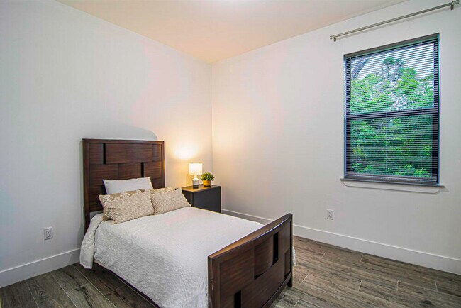 Building Photo - 15245 Brainbridge Cir