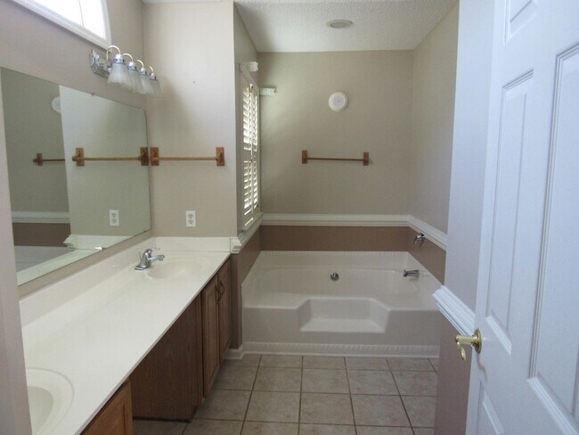 Building Photo - 3 BR 2 BA Hunters Creek
