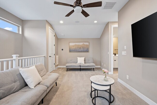 Building Photo - 1913 E Rosemary Dr