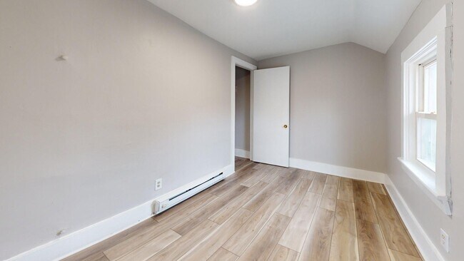 Building Photo - 1031 W.9th St.