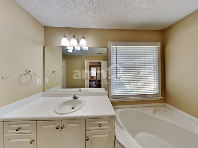 Building Photo - 4825 Old Field Dr NE