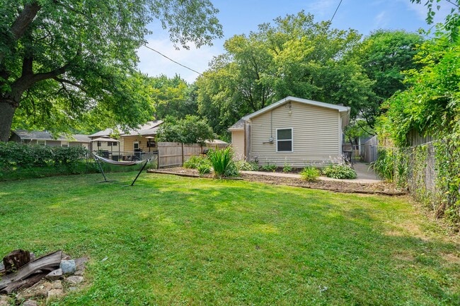 Building Photo - UPDATED 3 BR/1 BATH CENTRALLY LOCATED IN GREEN BAY