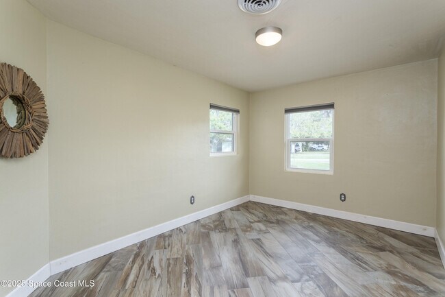 Building Photo - 33 W Melbourne Ave