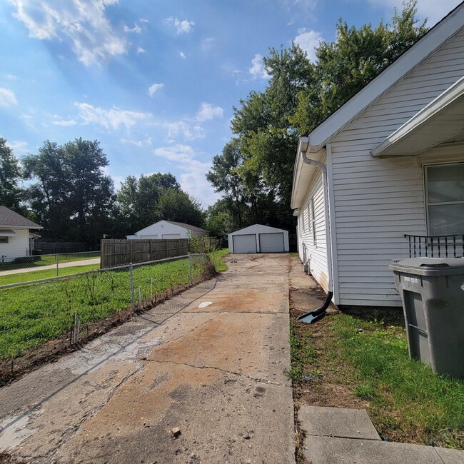Building Photo - Garfield Park/South Indy 3BR House w/Garage!