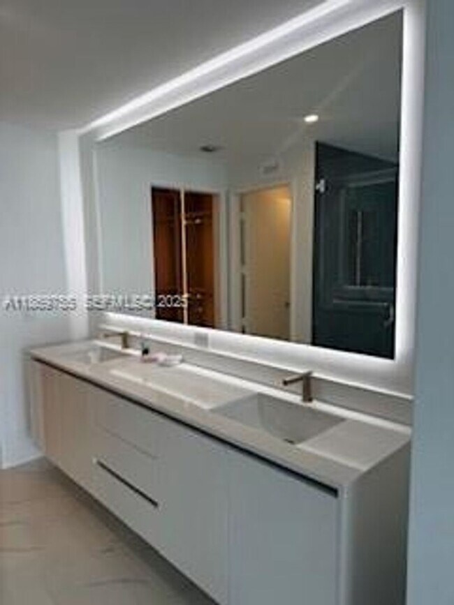 Building Photo - 700 NE 24th St