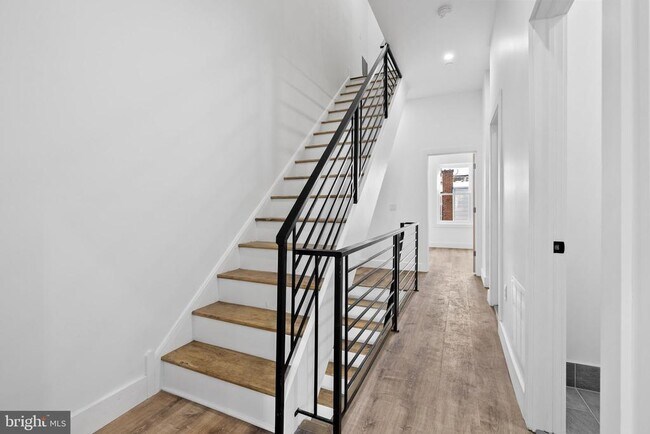 Building Photo - 458 W Earlham Ter