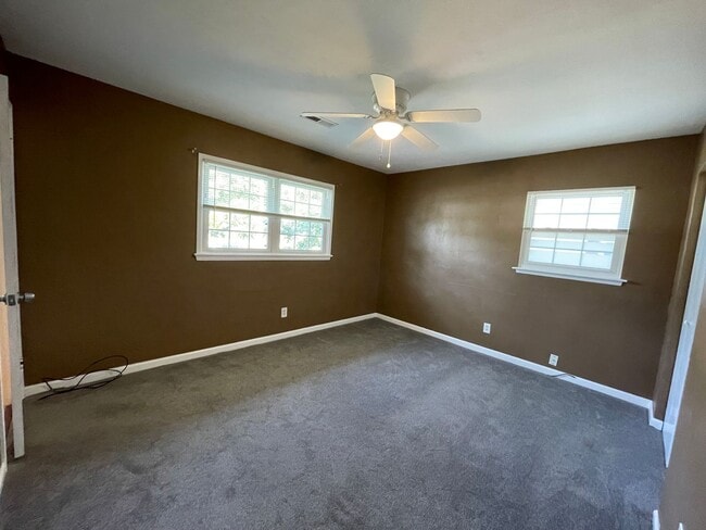 Building Photo - AVAILABLE NOW! 4 BEDROOM 2 BATH SINGLE FAMILY HOME IN CAROLLANE FARMS