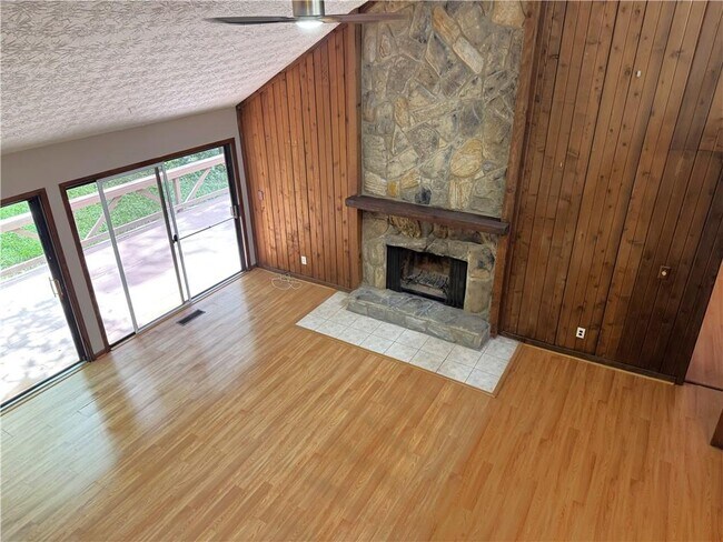 Building Photo - 1302 Colony Dr
