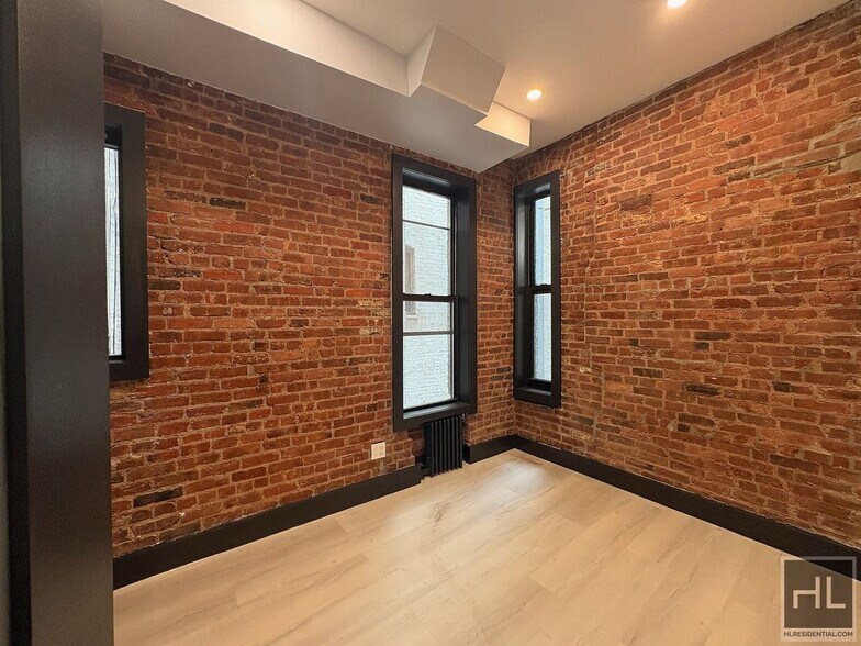 Building Photo - Mott Street