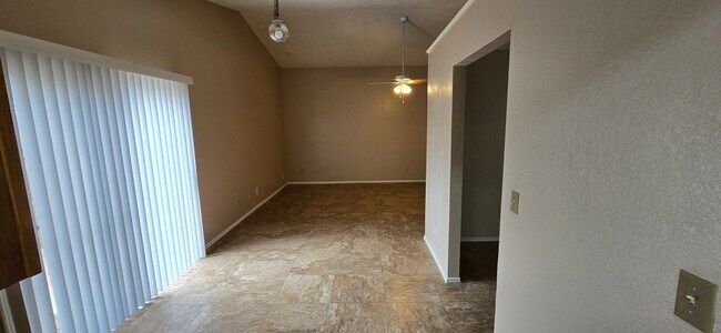 Building Photo - 3 Bed House near Peoria and 67 Ave