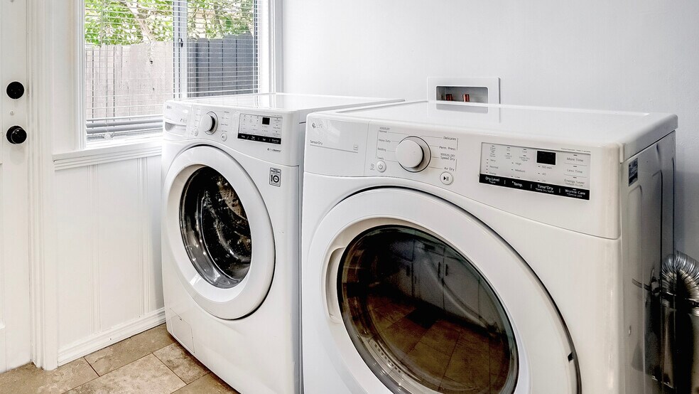 large washer/dryer - 4244 Tujunga Ave