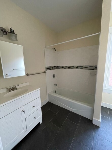 Building Photo - 33 Pine St