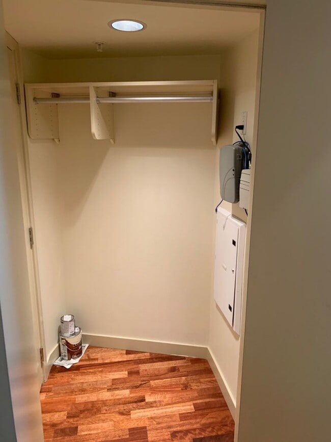 Building Photo - Bellevue Washington Square. One bed, One full bath. 1 Reserved parking. 17th floor. Concierge