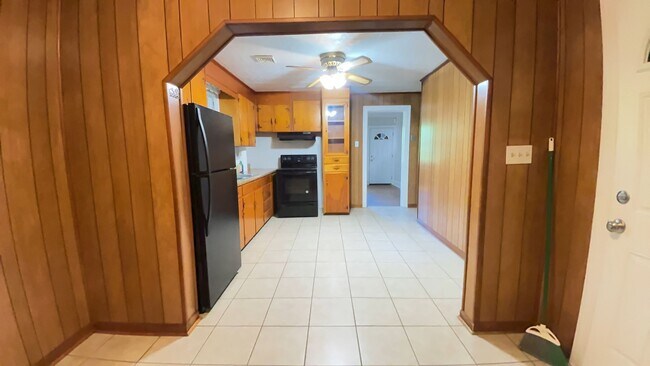 Building Photo - Spacious 2 Bedroom/1 Bath Home