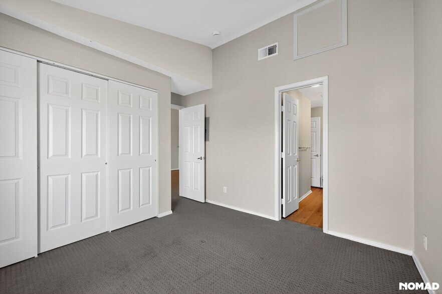 Building Photo - 8757 E Dry Creek Rd