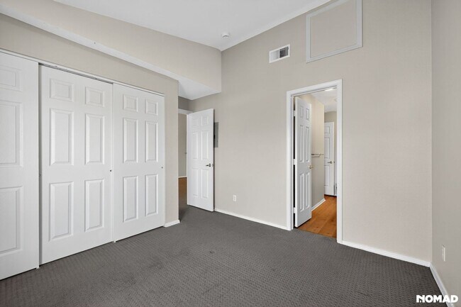 Building Photo - Well-maintained  2BR Condo in Englewood