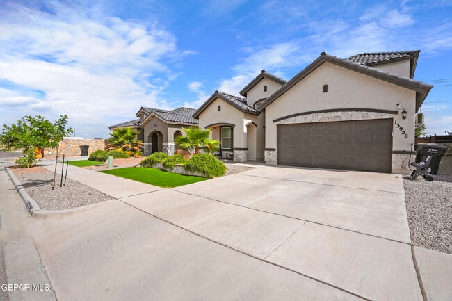 Building Photo - 13920 Loreina Luz Ave