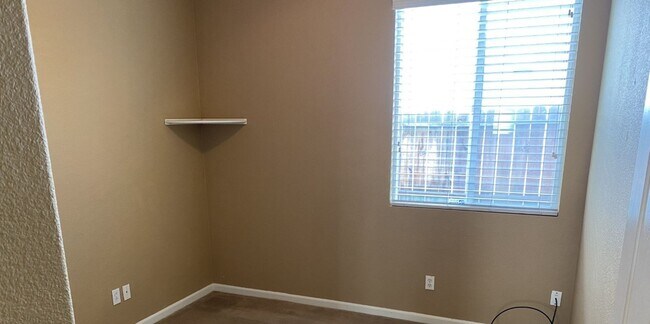 Building Photo - Newer 3 Bed, 2 Bath with HUGE Kitchen and ...