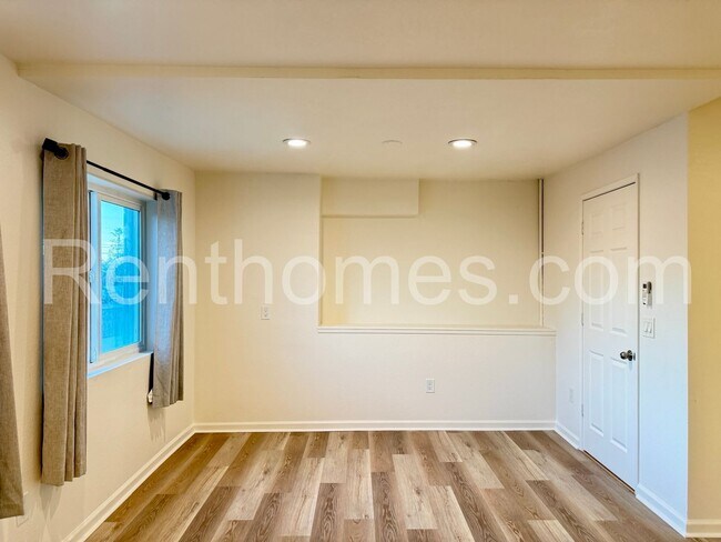 Building Photo - 5034 Baxter St