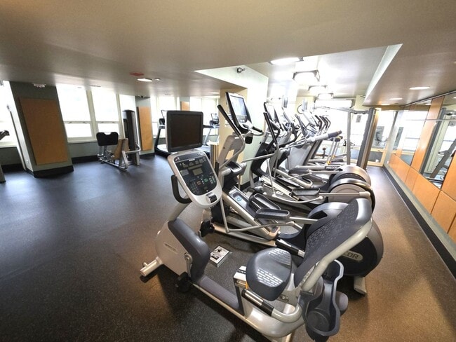 Building Photo - 345 N La Salle Dr