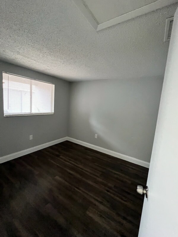 Building Photo - 1003 34th Ave W