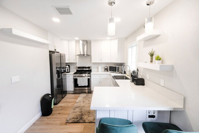 Building Photo - 451 E Lincoln Ave