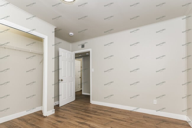 Building Photo - 869 S Maple Ave