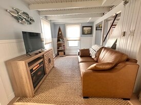 Building Photo - 24 Myrtle Ln