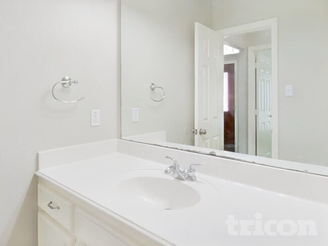 Building Photo - 6855 Tournament Dr