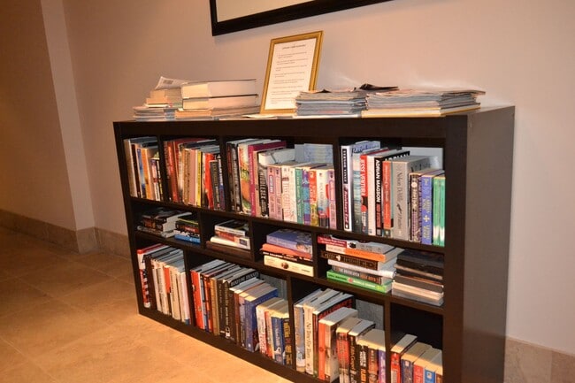 Building Photo - Stylish Studio Loft in Sapphire Tower – Do...