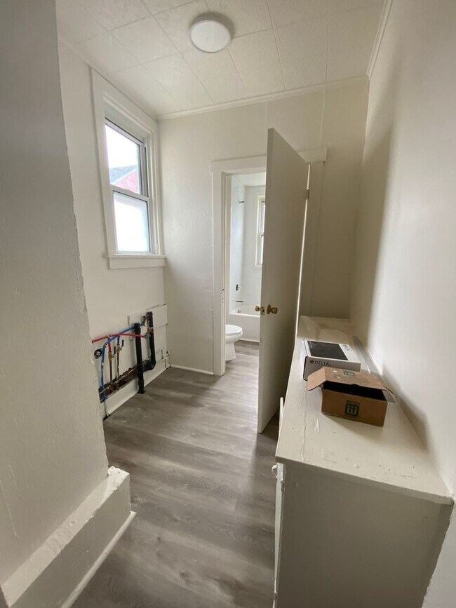 Building Photo - 237 Ella St