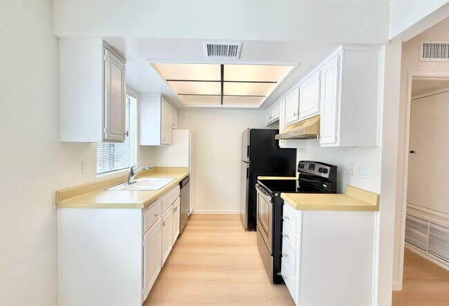 Building Photo - AVAILABLE NOW!! 1 Bedroom 1 Bathroom Condo in Palm Springs!
