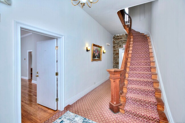 Building Photo - 300 Soundview Ave