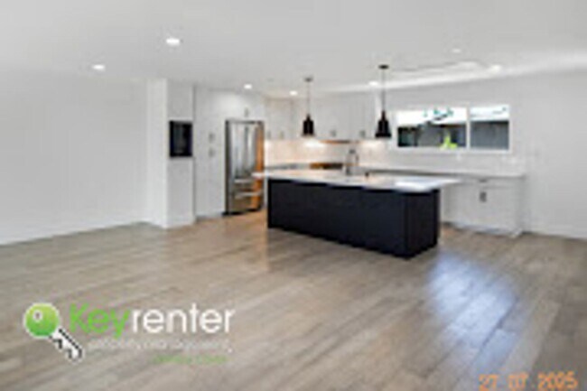 Building Photo - Newer Energy Efficient Luxury Townhouse in...