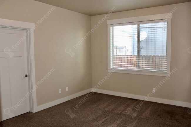 Building Photo - **COMING SOON** Modern 3 BR with open livi...