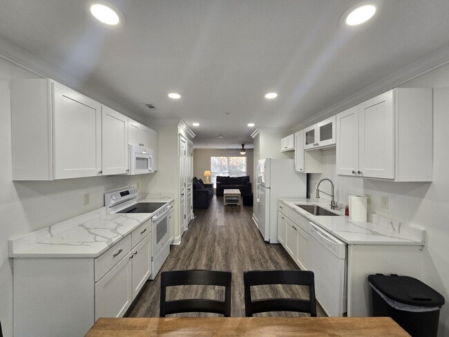 Building Photo - 490 S Barnett Shoals Rd