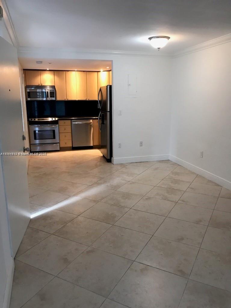 Building Photo - 2545 S Bayshore Dr