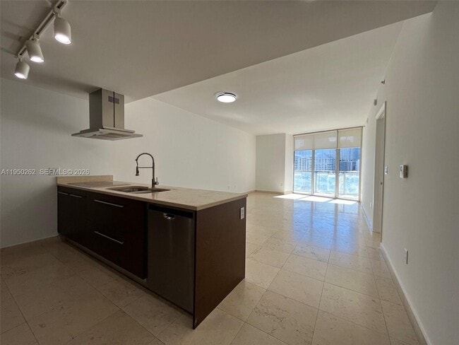 Building Photo - 495 Brickell Ave