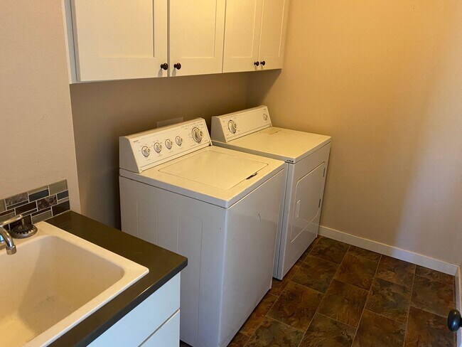 Building Photo - 4 Bed/3 Bath Townhome in NW Bend - Newport...