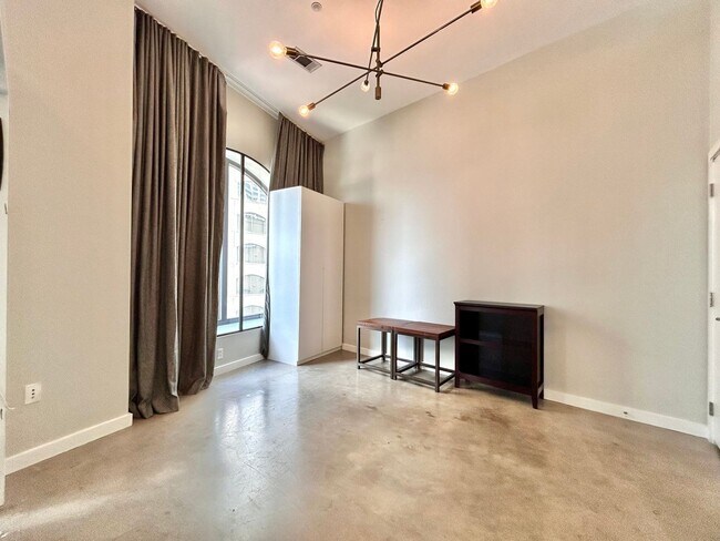 Building Photo - Charming Downtown High Rise Condo  1BD/1BA with Upgraded Features