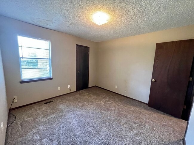 Building Photo - AVAILABLE NOW!