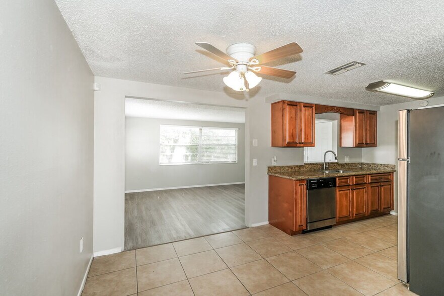 Building Photo - 11610 Meadow Dr