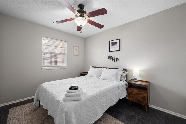 Building Photo - Fully Furnished Long-Term Rental!!