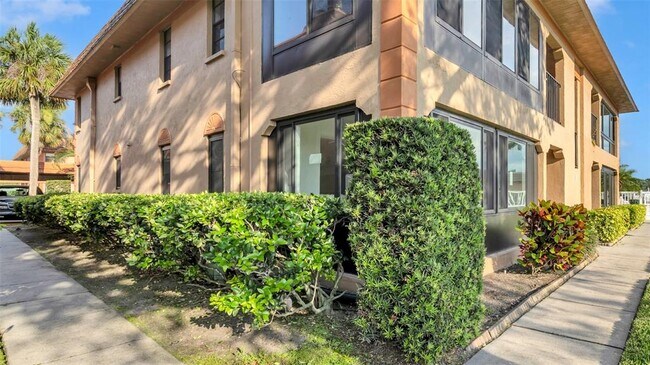 Building Photo - 10192 Seminole Island Dr
