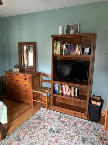 Bookshelf with TV - 421 Oakhill Ave