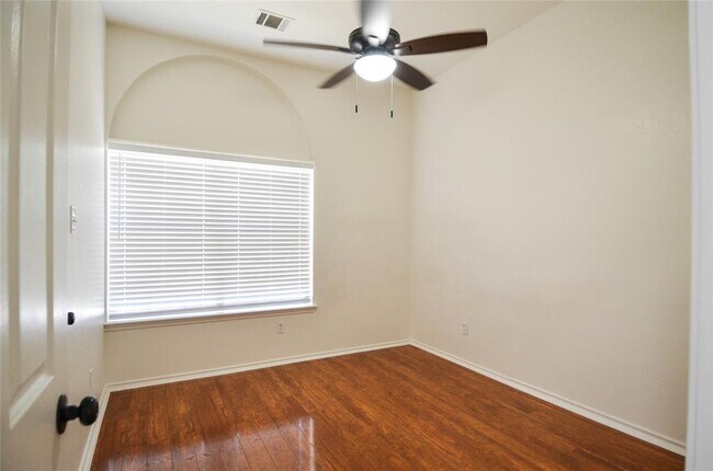 Building Photo - 506 Pleasant Valley Dr