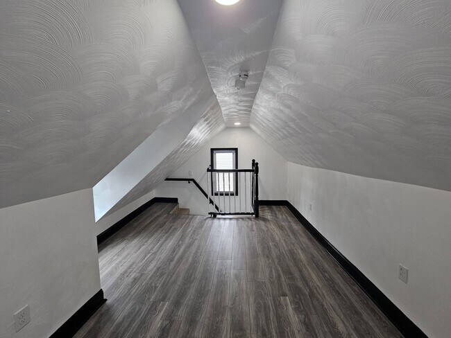 Building Photo - Newly updated 3 Bedroom 1 Bathroom house l...