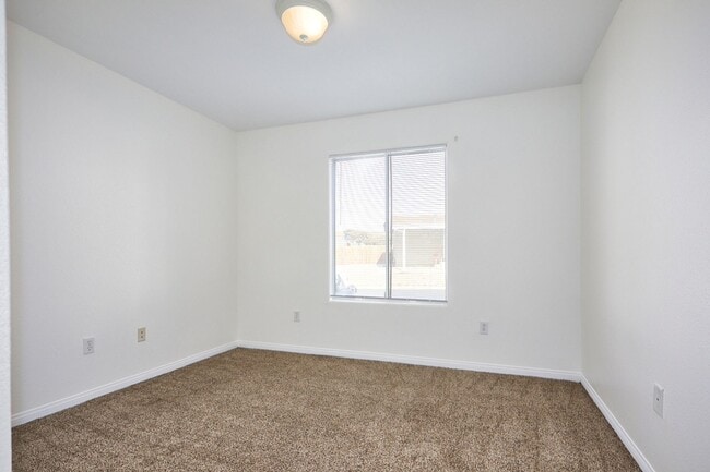 Building Photo - 3 BEDROOM BARSTOW HOME