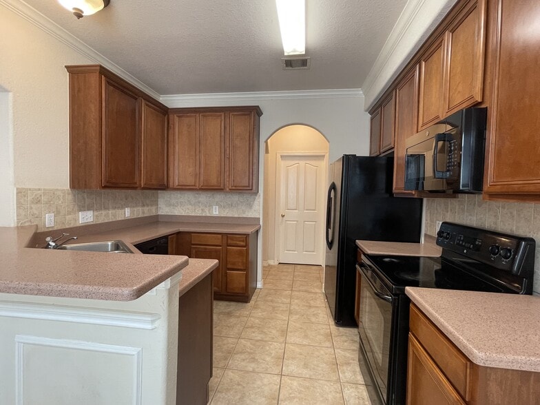 Building Photo - 6410 E Linpar Ct