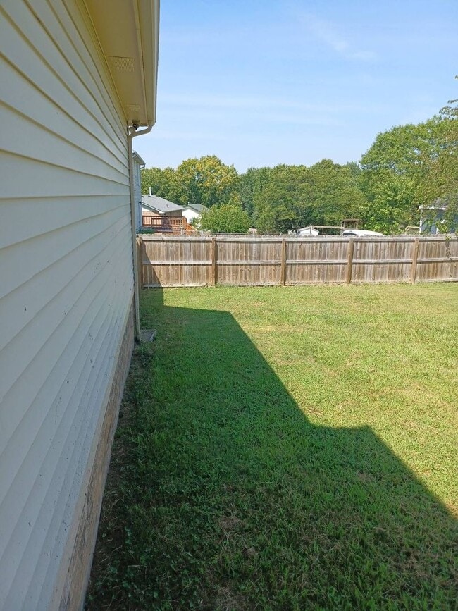 Building Photo - 3 Bedroom 2.5 Bathroom Home!